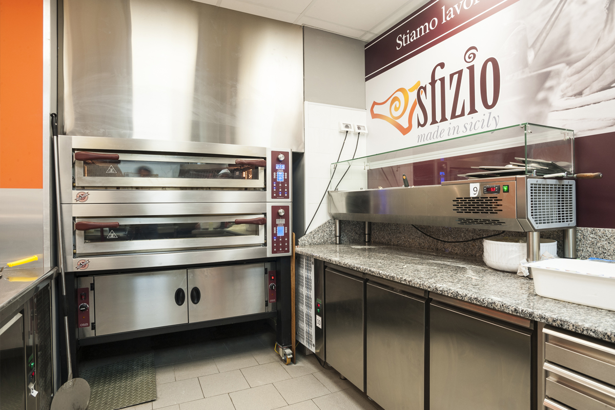 Sfizio-pizza-panini-gastronomia-siciliana-visione-zona-preparazione-pizza-con-forno-oem